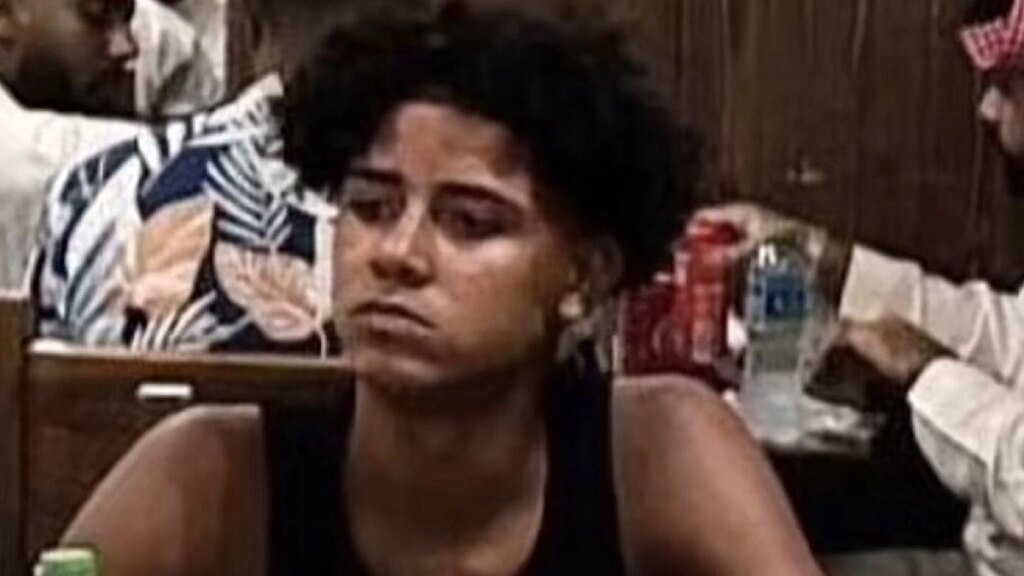 جونيور رونالدو يخطف الأنظار وملامحه تثير التساؤلات داخل مطعم برغر بالرياض.. صور