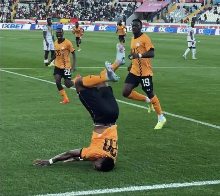 نجم زامبيا كاد يفقد حياته بسبب احتفاليته بهدفه "القاتل"