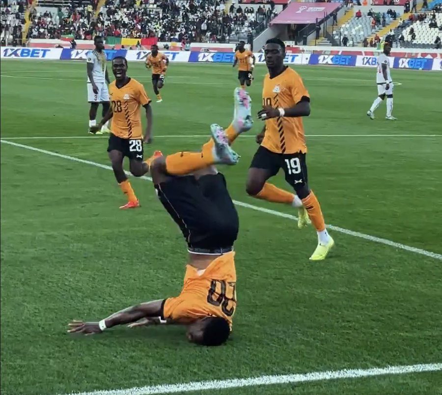 نجم زامبيا كاد يفقد حياته بسبب احتفاليته بهدفه "القاتل"