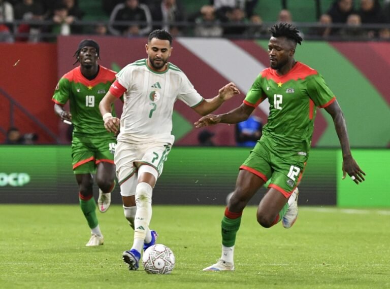 محرز يسجل من ركلة جزاء ويقود الجزائر لدور الـ16 بكأس إفريقيا