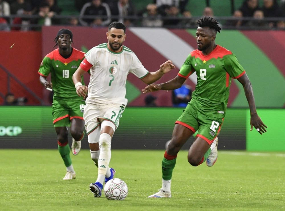 محرز يسجل من ركلة جزاء ويقود الجزائر لدور الـ16 بكأس إفريقيا