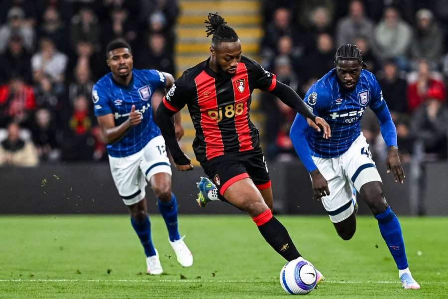 مانشستر سيتي على بعد خطوات من إنهاء صفقة الجناح الغاني سيمينيو