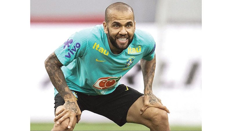 داني ألفيس يعود إلى الملاعب